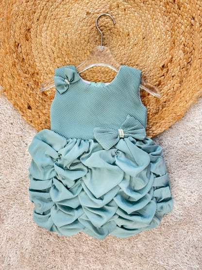 Girls sleeveless bow design applique frock - Pista Green